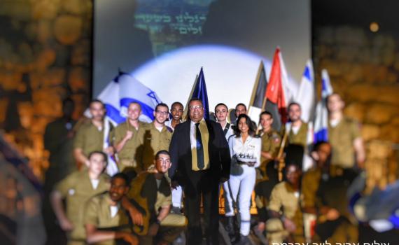 מזל טוב: משה ליאון חגג יום הולדת עם חיילי צה"ל