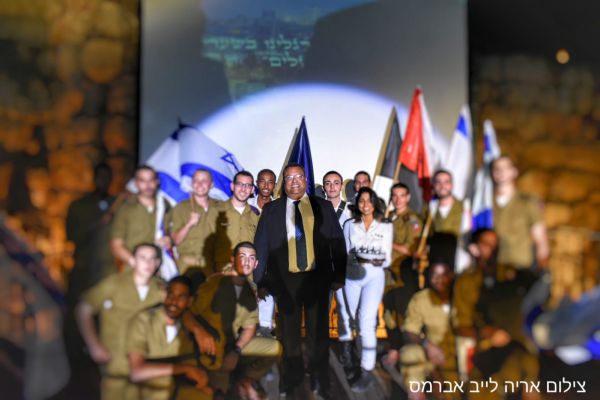 מזל טוב: משה ליאון חגג יום הולדת עם חיילי צה"ל