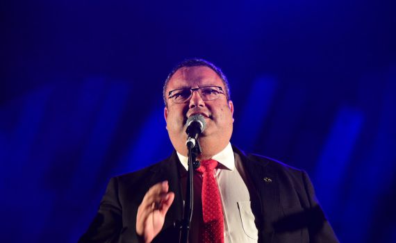 צפו: כשמשה ליאון לימד את הקהל איך לסלסל בסליחות