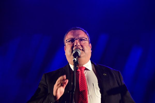 צפו: כשמשה ליאון לימד את הקהל איך לסלסל בסליחות