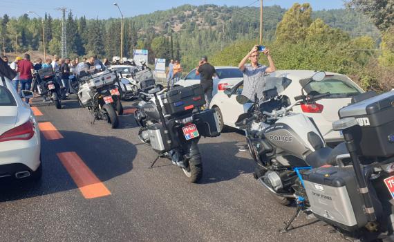 צפו במחאת הערבים: ח"כ אחמד טיבי חוסם את כביש 6