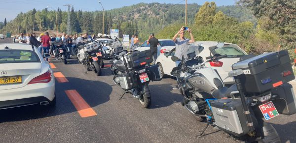 צפו במחאת הערבים: ח"כ אחמד טיבי חוסם את כביש 6