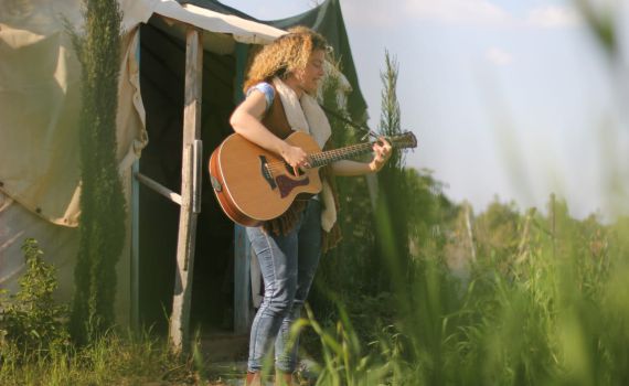 עף להם הסכך: המוזיקאית שחיה באוהל | פרויקט חג