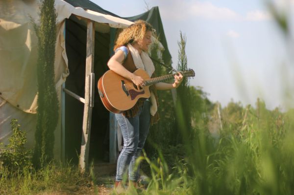 עף להם הסכך: המוזיקאית שחיה באוהל | פרויקט חג