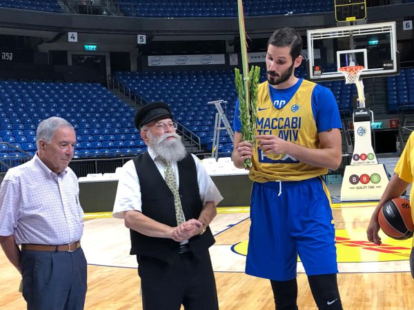 צפו: שחקני מכבי ת"א נוטלים ארבעת המינים