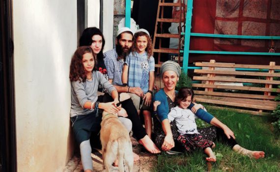 עף להם הסכך: המשפחה שגרה בבית בוץ | פרויקט חג