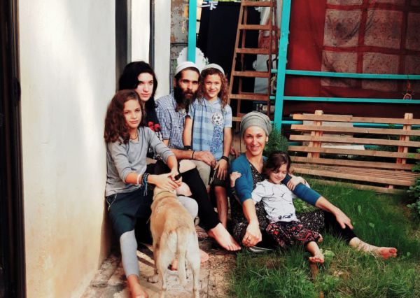 עף להם הסכך: המשפחה שגרה בבית בוץ | פרויקט חג