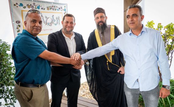 מפגש יוצא דופן: מנהיגים פלסטינים בסוכה בשומרון