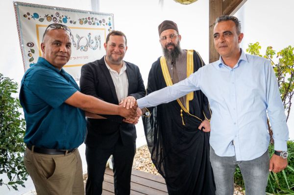 מפגש יוצא דופן: מנהיגים פלסטינים בסוכה בשומרון