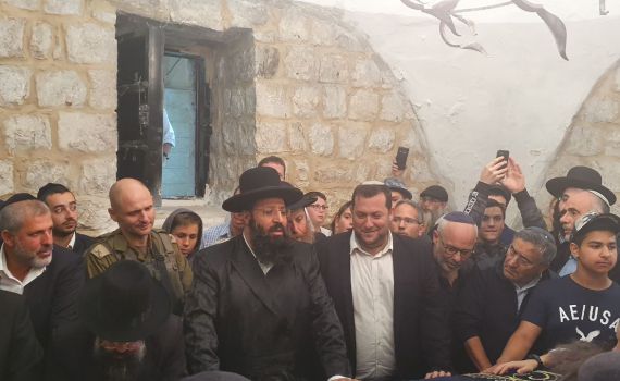 ליל האושפיזין של יוסף: אלפי בני אדם בקבר יוסף הלילה