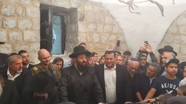 ליל האושפיזין של יוסף: אלפי בני אדם בקבר יוסף הלילה