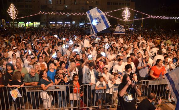 צפו: אלפים בהקפות שניות בכיכר רבין בתל אביב