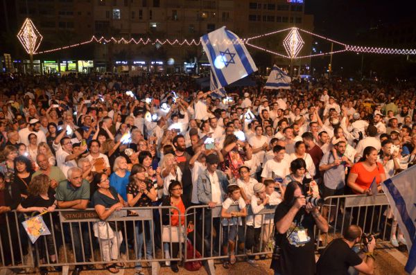 צפו: אלפים בהקפות שניות בכיכר רבין בתל אביב