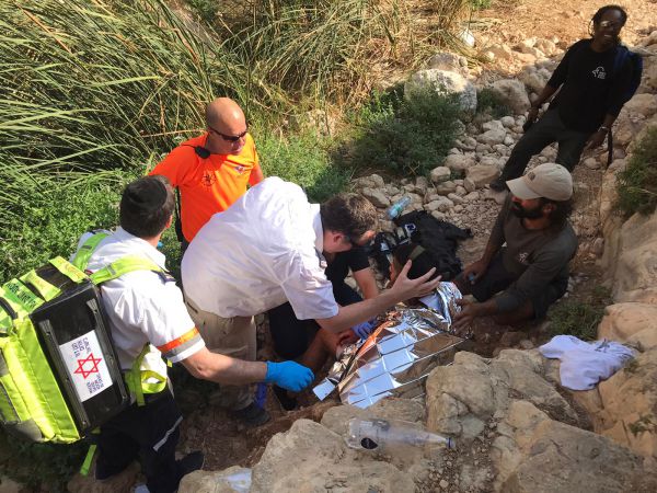 תלמיד ישיבה נפצע כשקפץ מגובה 3 מטר בנחל פרת