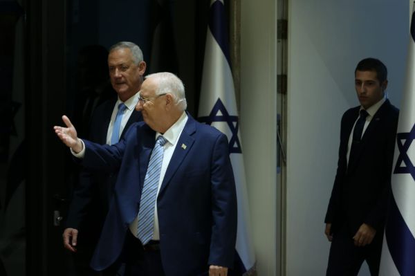 לאחר הסירוב מהבלוק: גנץ הציע לנתניהו להיפגש