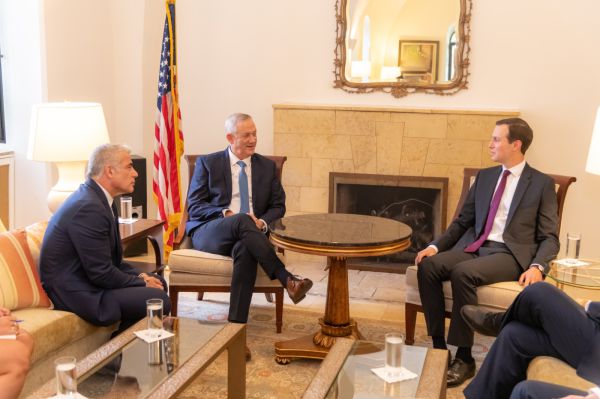 רוטציה: קושנר נפגש בנפרד עם גנץ ועם נתניהו