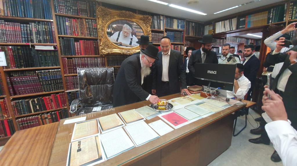 צפו: הרב שמואל אליהו מדליק נר לזכר הרב עובדיה