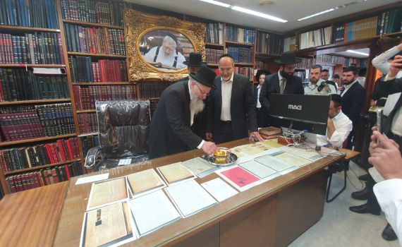 צפו: הרב שמואל אליהו מדליק נר לזכר הרב עובדיה