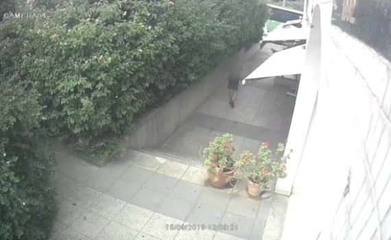 צפו: זרק בקבוק בנזין וברח; כך הוצת עסק בכפר סבא