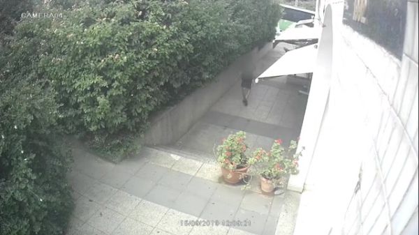 צפו: זרק בקבוק בנזין וברח; כך הוצת עסק בכפר סבא