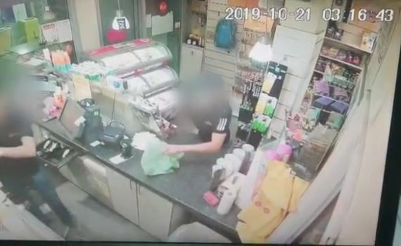 צפו: שדד כסף וסיגריות מחנות באמצעות סכין יפנית