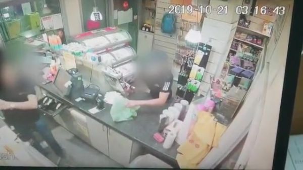 צפו: שדד כסף וסיגריות מחנות באמצעות סכין יפנית