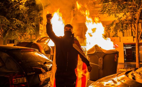 מהומות בברצלונה: מאות פצועים, 33 מפגינים נעצרו