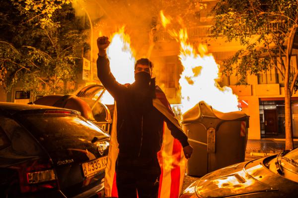 מהומות בברצלונה: מאות פצועים, 33 מפגינים נעצרו