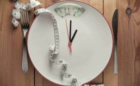 אחת ולתמיד: האם צום באמת עוזר לרדת במשקל?