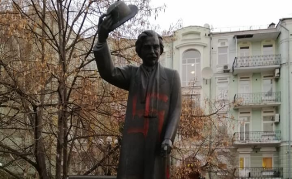 אוקראינה: פסל של שלום עליכם הושחת בצלבי קרס