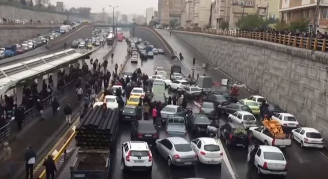 מהומות הדלק באיראן: שוטר נהרג על ידי המפגינים