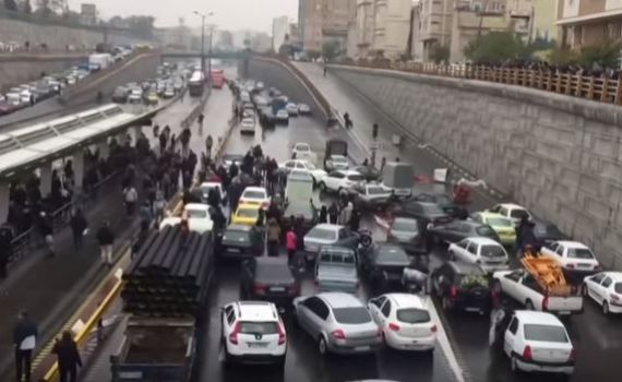 מהומות הדלק באיראן: שוטר נהרג על ידי המפגינים