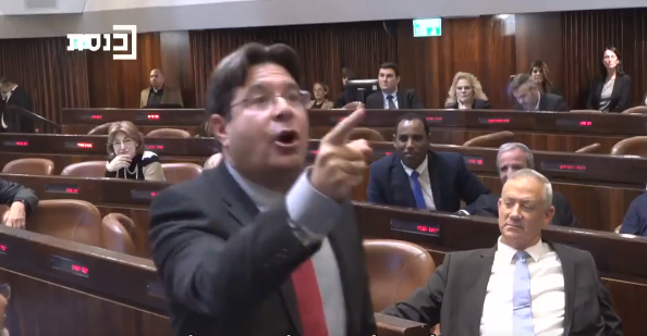 עימות במליאה| טיבי: "יצור נתעב", אקוניס: "אתה אפס"