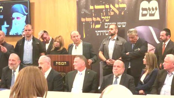 בנט באזכרה לרב עובדיה: קורא לגנץ ונתניהו לאחדות