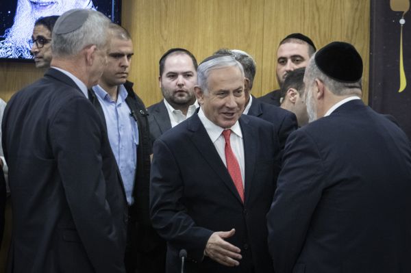 גנץ מאשים את נתניהו: "לא מוותר על חסינות או הבלוק"