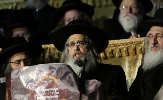 "מוכרים את התורה בשביל  לשבת בממשלה"