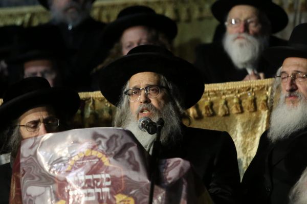 "מוכרים את התורה בשביל  לשבת בממשלה"