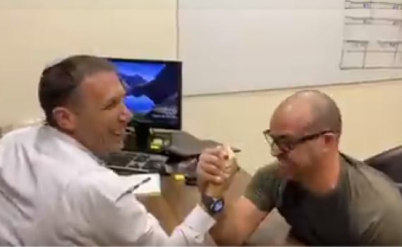 צפו: מי ינצח בהורדת ידיים, מתן כהנא או כתב 'ידיעות'?