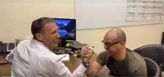 צפו: מי ינצח בהורדת ידיים, מתן כהנא או כתב 'ידיעות'?