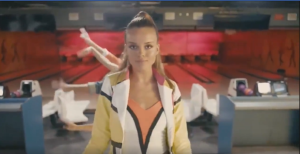 הפסטיגל הסיר מילה מהשיר של עופרה חזה- וחטף מהרשת