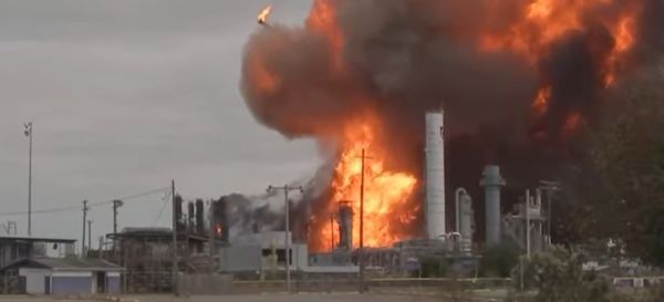 שריפת ענק בטקסס: אלפים פונו בעקבות פיצוץ במפעל