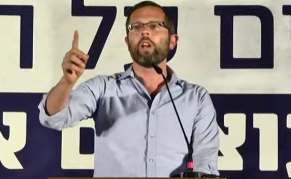 ישראל גנץ בהפגנת התמיכה בנתניהו: "זה צדק?"