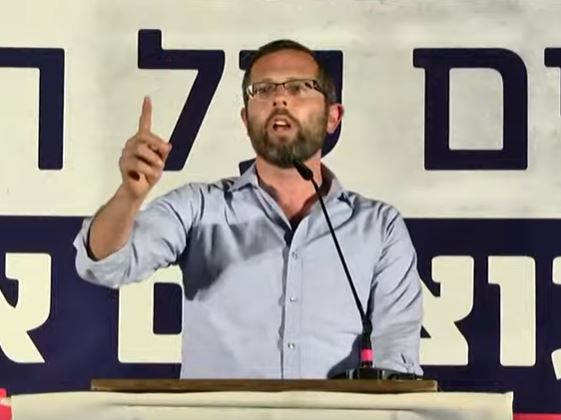 ישראל גנץ בהפגנת התמיכה בנתניהו: "זה צדק?"