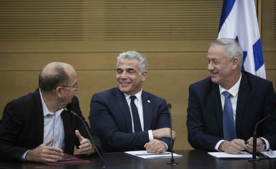 עזבו את נתניהו: ראשי כחול לבן יכריעו במתווה בנשיא