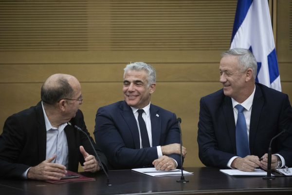 עזבו את נתניהו: ראשי כחול לבן יכריעו במתווה בנשיא