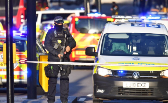 דאעש לקחו אחריות: תיעוד מפיגוע הדקירה בלונדון