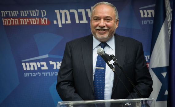 שוב לועג לחרדים:כך ליברמן ציין את כניסת המס לתוקף