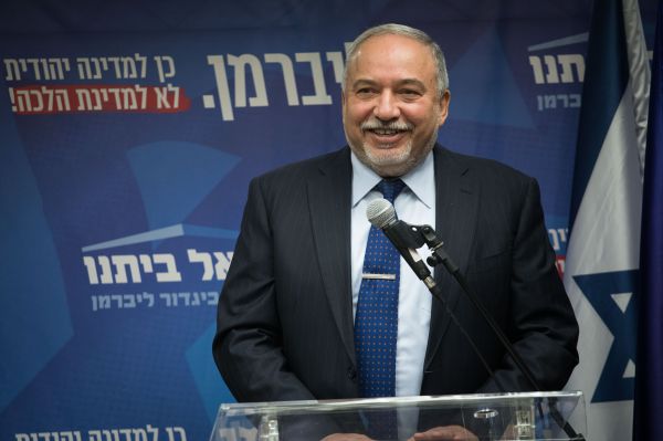 שוב לועג לחרדים:כך ליברמן ציין את כניסת המס לתוקף