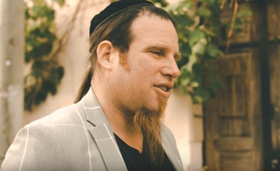 מפתיע: בוצר משיק סינגל באנגלית והודית. צפו