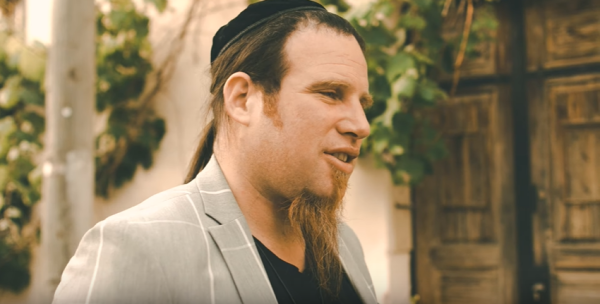 מפתיע: בוצר משיק סינגל באנגלית והודית. צפו